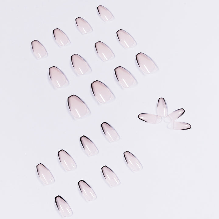 Kunstvolle Stiletto-Nägel mit eleganter Schwarzspitzenverzierung Karnz