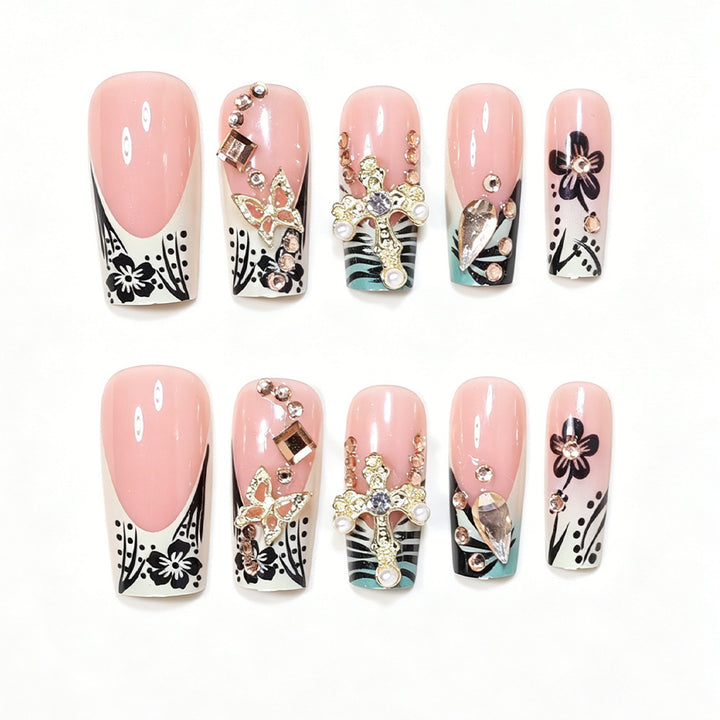 Künstlerisches Stiletto-Nageldesign mit floralen Akzenten und Edelsteinen Karnz