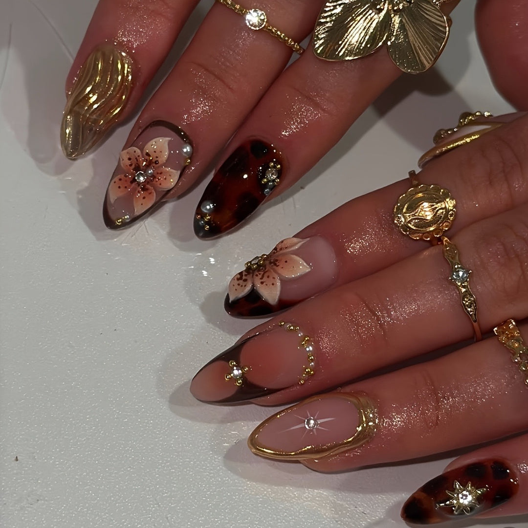 Dekorative Nagelkunst Karnz
