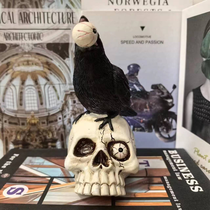 Dekofigur mit Rabe auf Totenkopf Karnz