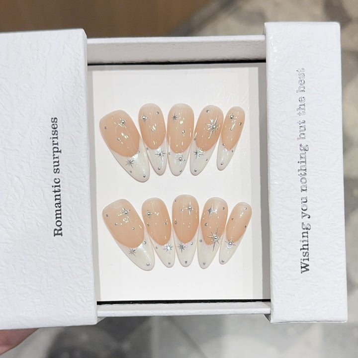 Glamouröse Kunstnägel mit Romantischem Sternenmotiv Karnz