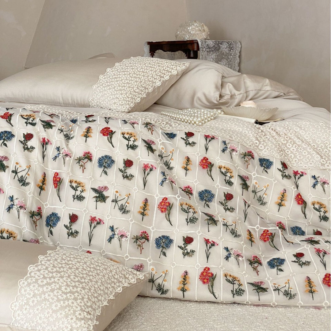 Bestickte Bettdecke und Tagesdecke mit floraler Patchwork-Stickerei