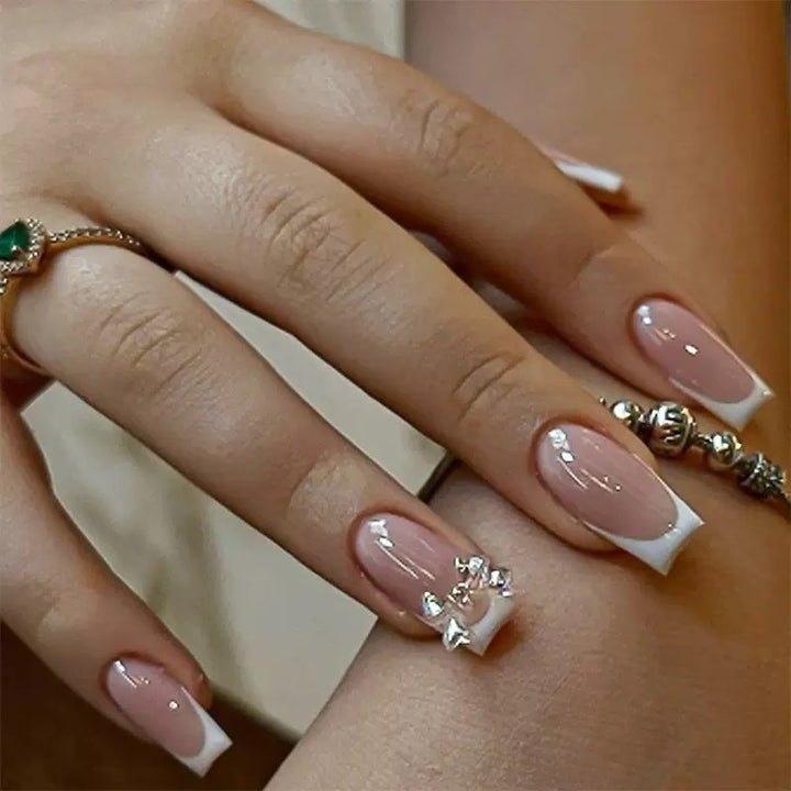 Kunstnagelset mit glamourösen French-Spitzen und funkelnden Akzenten Karnz
