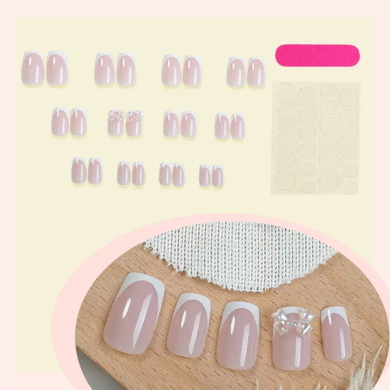 Kunstnagelset mit glamourösen French-Spitzen und funkelnden Akzenten Karnz