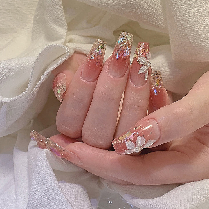 Kunstnagelset mit funkelnden Glitzer- und holografischen Akzenten Karnz