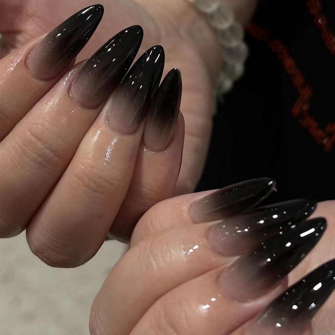 Kreative Stiletto-Nagelkunst mit blutroten Akzenten Karnz