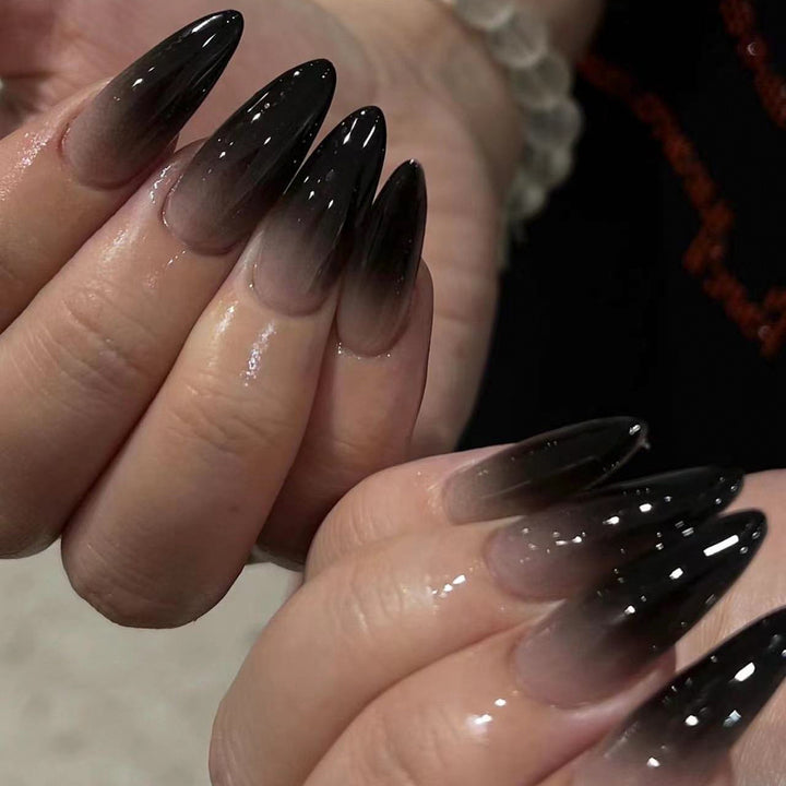 Kreative Stiletto-Nagelkunst mit blutroten Akzenten Karnz