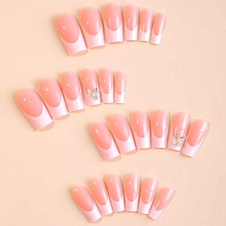 Kunstnagelset mit elegantem Hochglanz-Finish und kreativen Akzenten Karnz