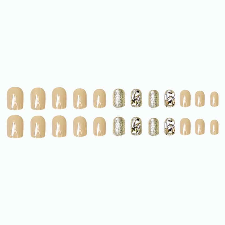 Kunstvolle Nail Art mit Glitzer-Akzenten Karnz