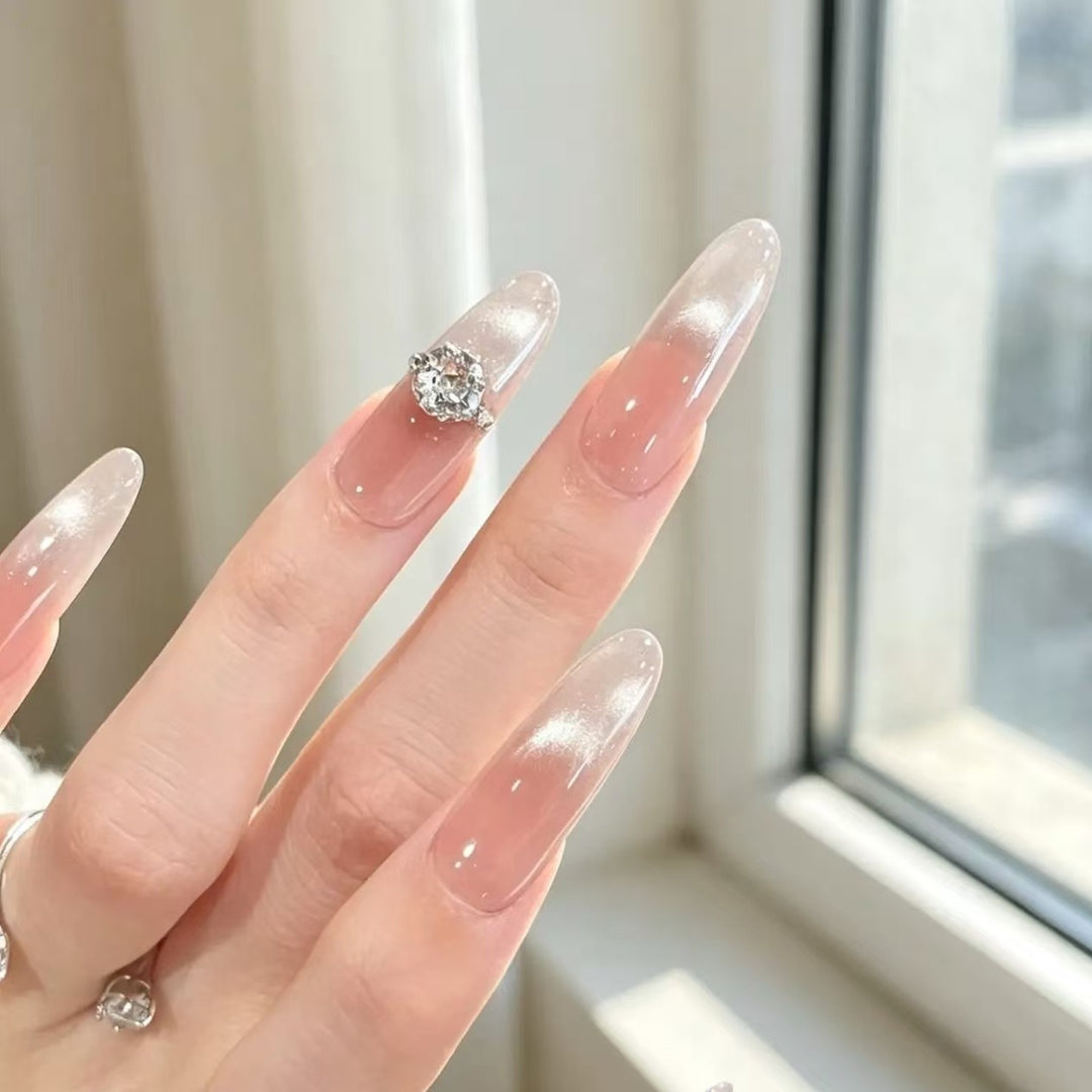 Elegante Stiletto-Nagelerhöhungen mit Kristallakzent