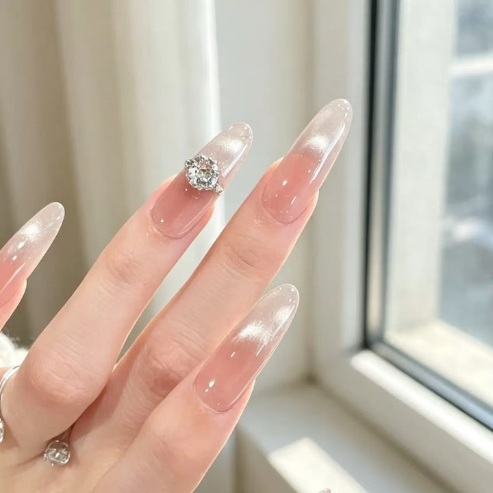 Elegante Stiletto-Nagelerhöhungen mit Kristallakzent