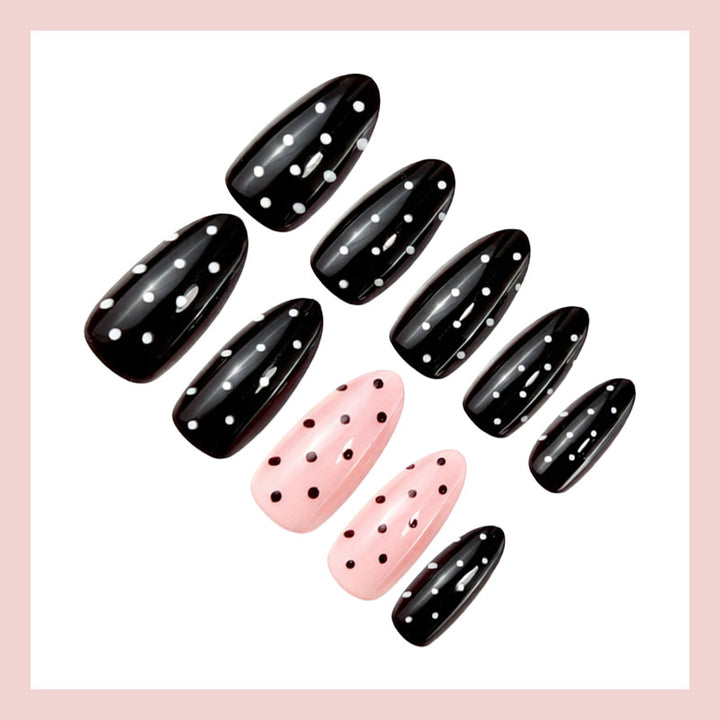 Kunstnagelset mit elegantem Polka-Dot Design Karnz