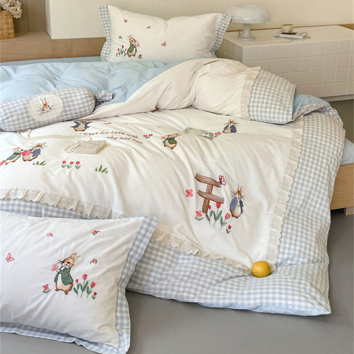Romantisches Bettwäsche-Set mit bestickten Hasenmotiven und zarten Rüschen