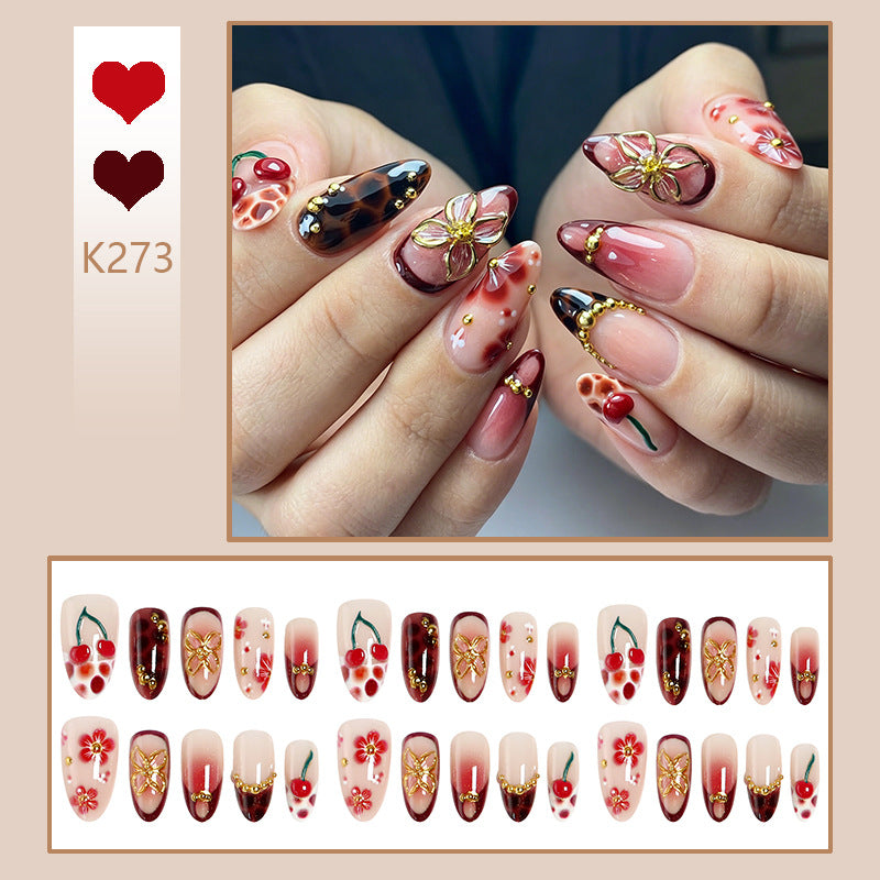 Kunstvolle Nagelspitzen mit fröhlichen Blumen- und Kirschdesign Karnz