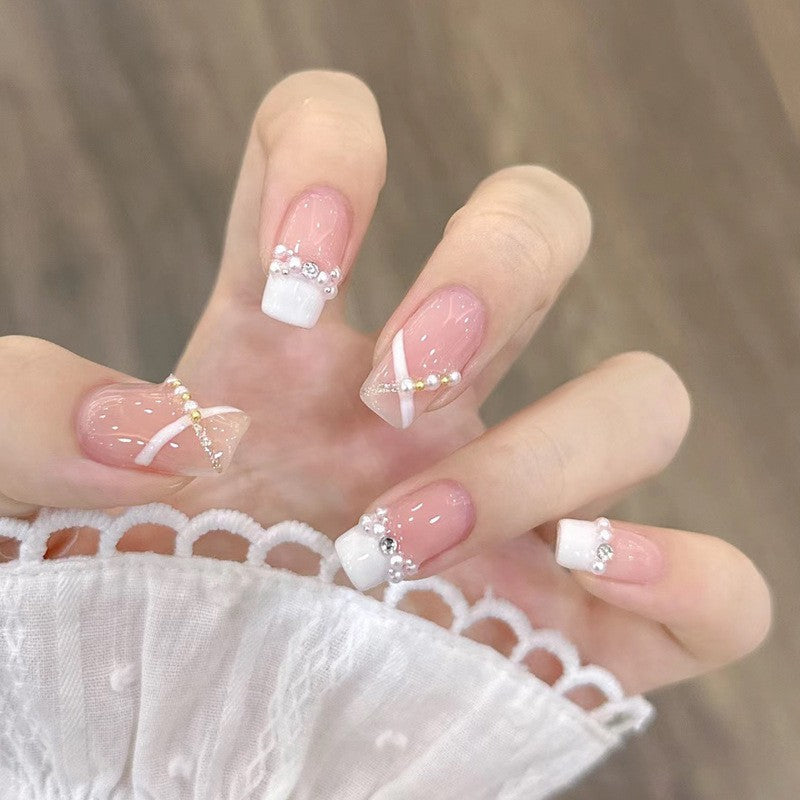 Kunstfingernägel mit Herz-Design und Glamourösen Akzenten Karnz