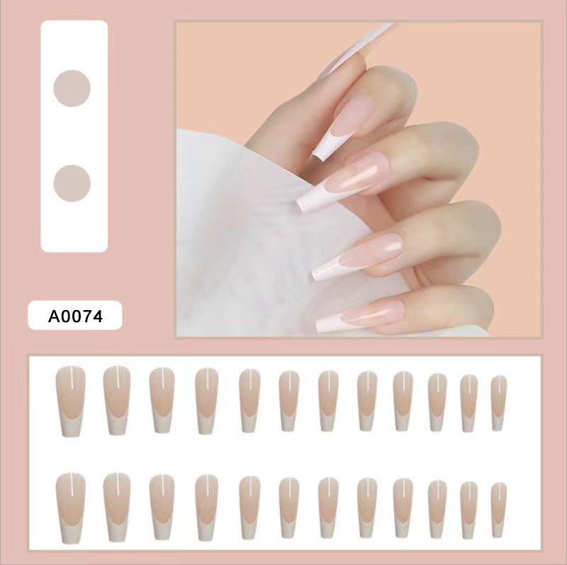 Kunstnagelset mit eleganten spitzen und stilvollem French Design Karnz