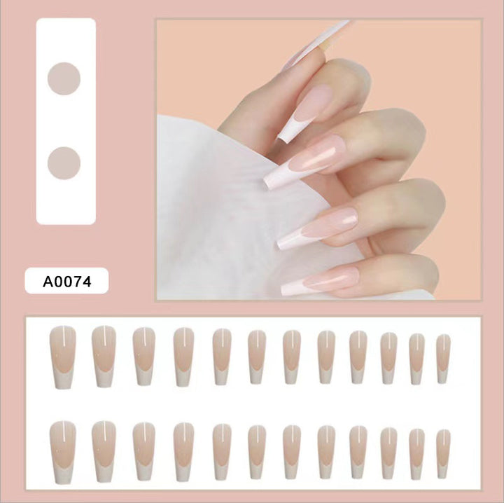 Kunstnagelset mit eleganten spitzen und stilvollem French Design Karnz