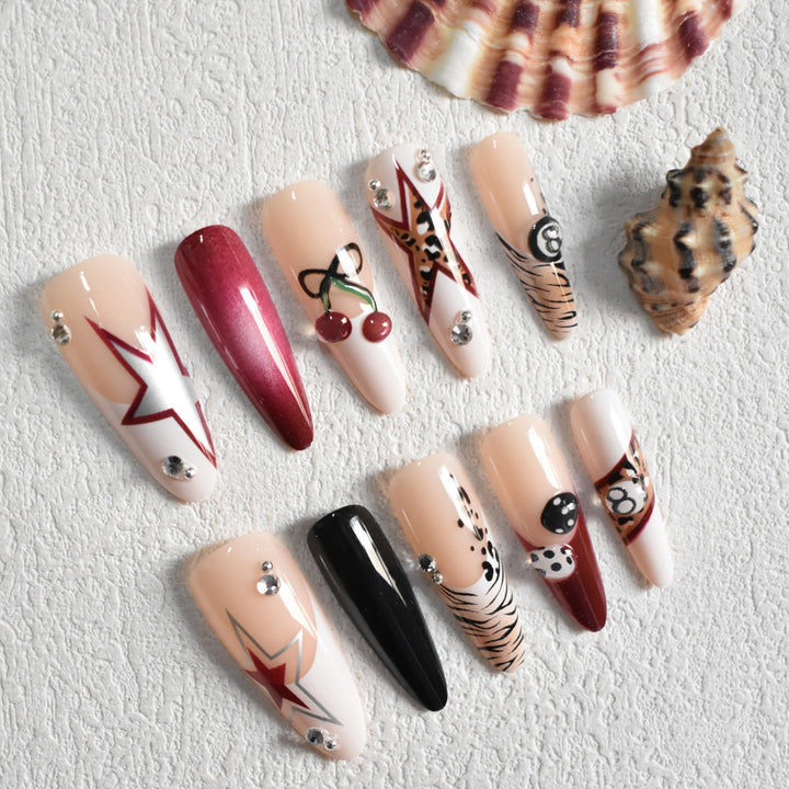 Künstlerisches Stiletto Press-On Nagelset mit einzigartigen Designs Karnz