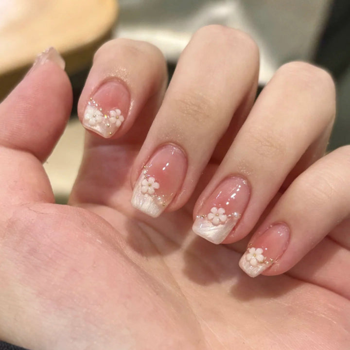 Kunstvolle Nagelverlängerungen mit zarten Blütenverzierungen Karnz