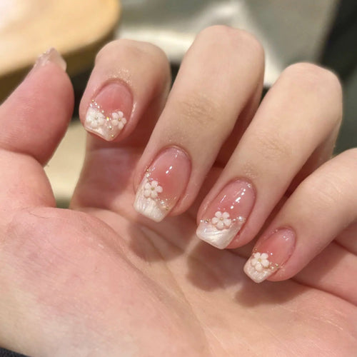 Kunstvolle Nagelverlängerungen mit zarten Blütenverzierungen Karnz