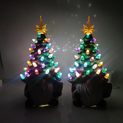Weihnachtsmann Dekofigur mit Weihnachtsbaum Karnz