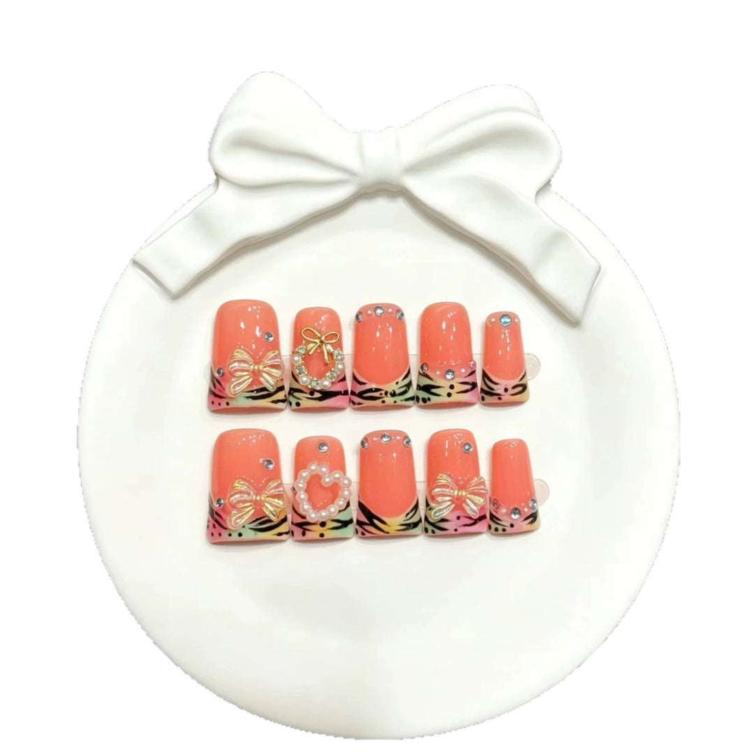 Dekoratives Press-On Nagelset mit eleganten Blumen- und Schleifenakzenten