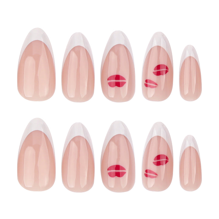 Kunstvolle Nagelverlängerungen mit glamourösem Lippen-Design Karnz