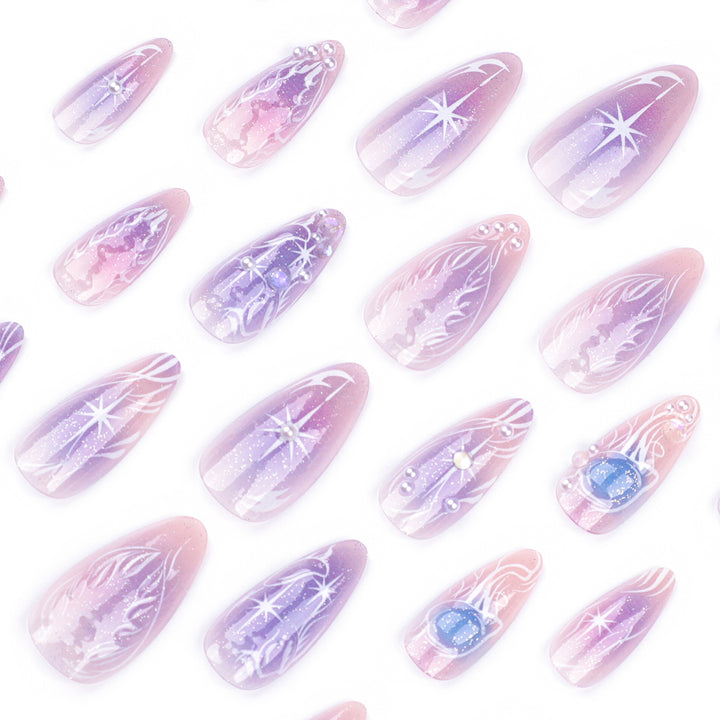 Kunstvolle Nagelverlängerungen im eleganten Design mit Glanzakzenten Karnz