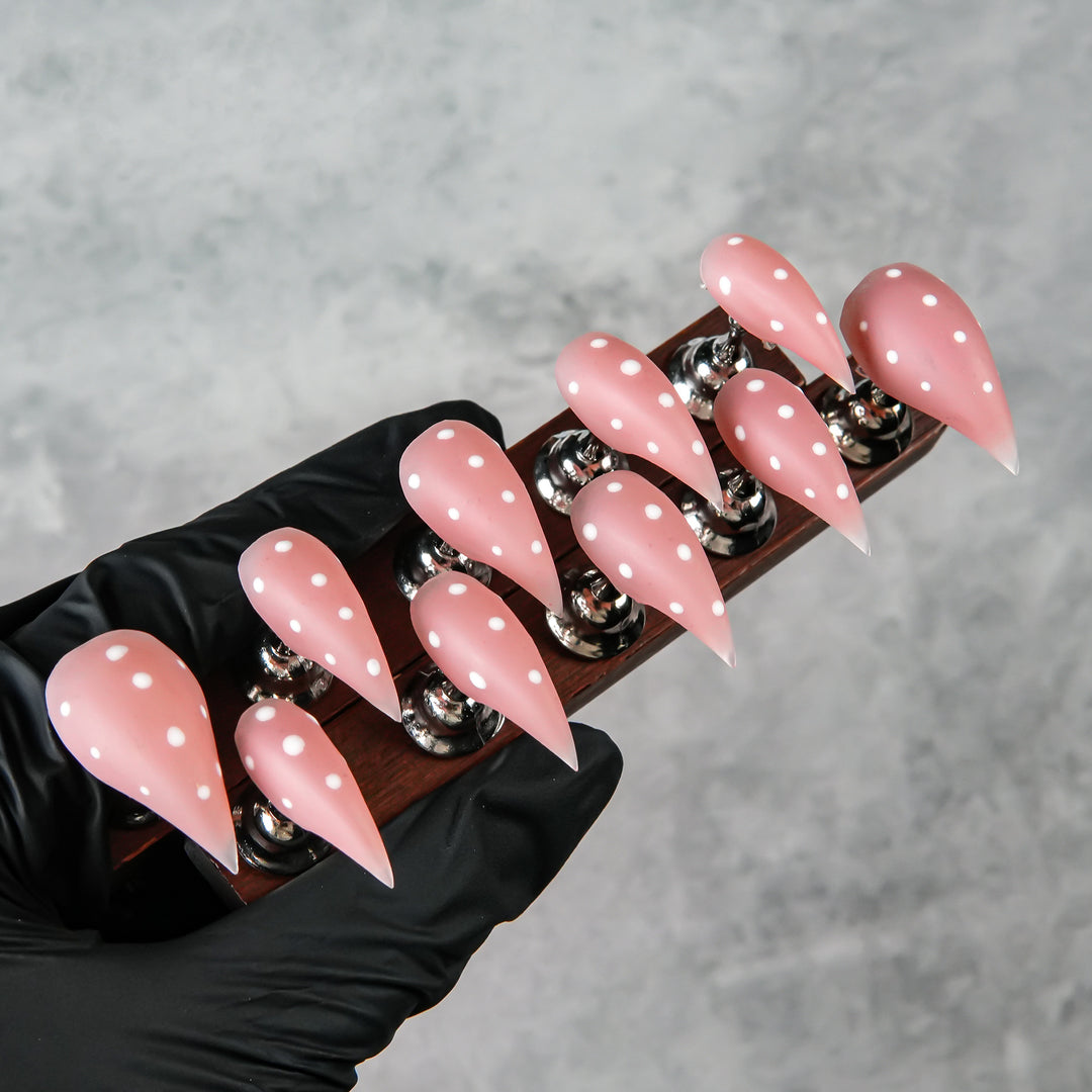 Elegante Stiletto Press-On Nägel mit Punkten Design