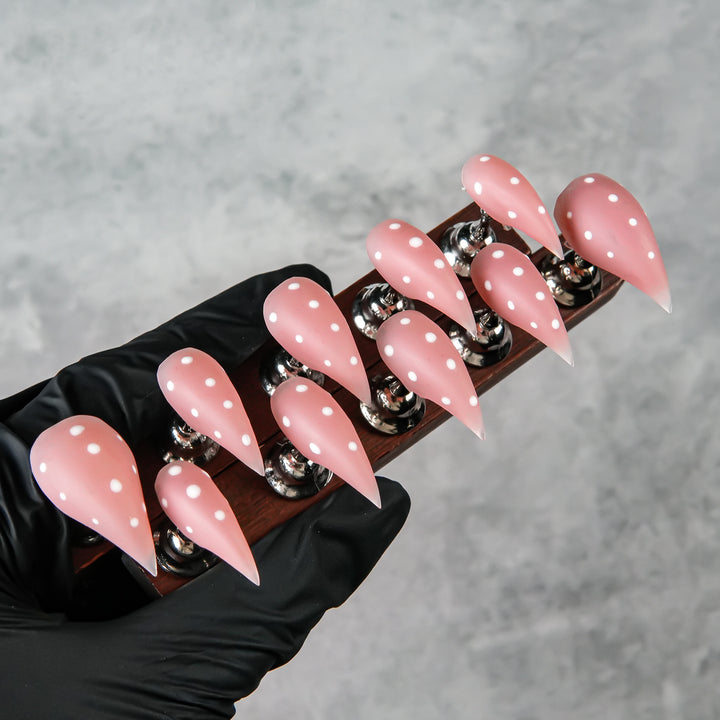 Elegante Stiletto Press-On Nägel mit Punkten Design