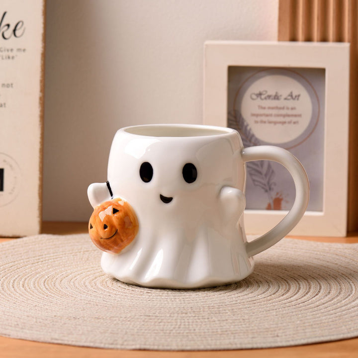 Keramik-Tasse mit 3D-Geisterform und Kürbis-Applikation
