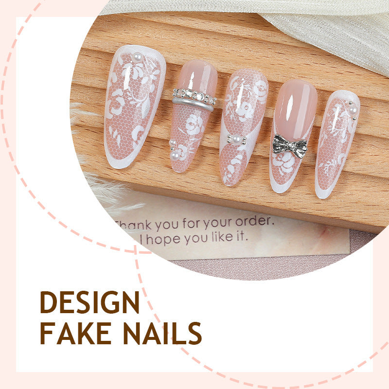 Kunstnagelset mit romantischen Blumen-Design und funkelnden Akzenten Karnz