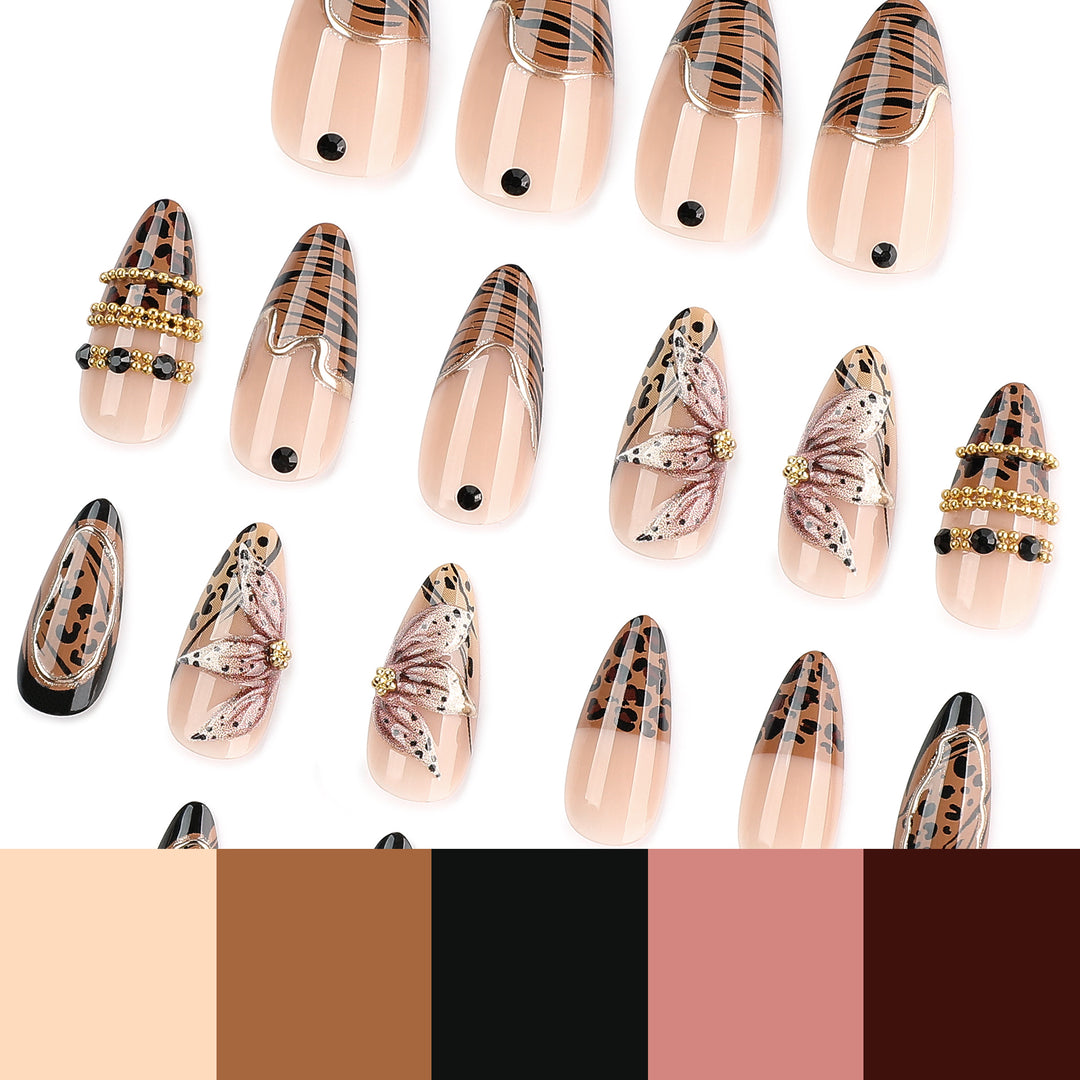 Kunstvoller Stiletto-Nagel mit floralen Akzenten und Goldverzierungen Karnz
