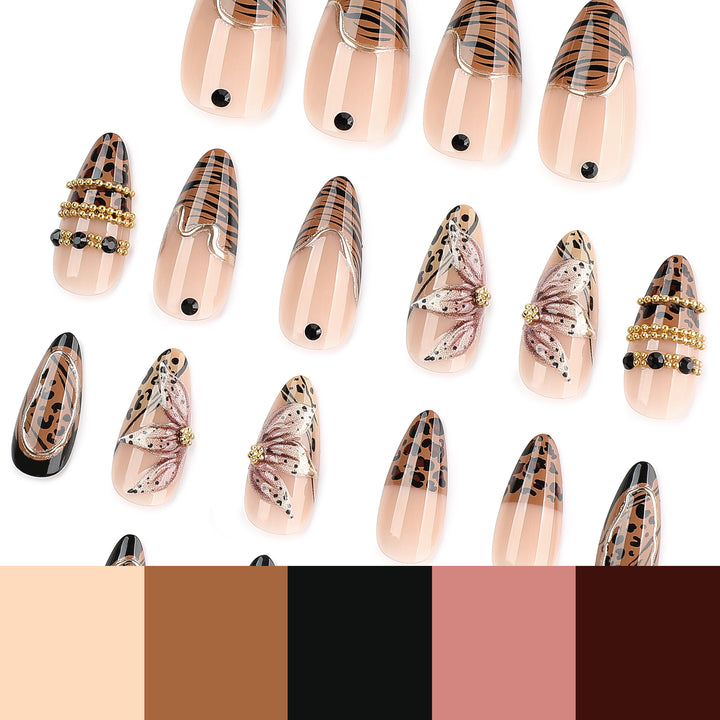 Kunstvoller Stiletto-Nagel mit floralen Akzenten und Goldverzierungen Karnz