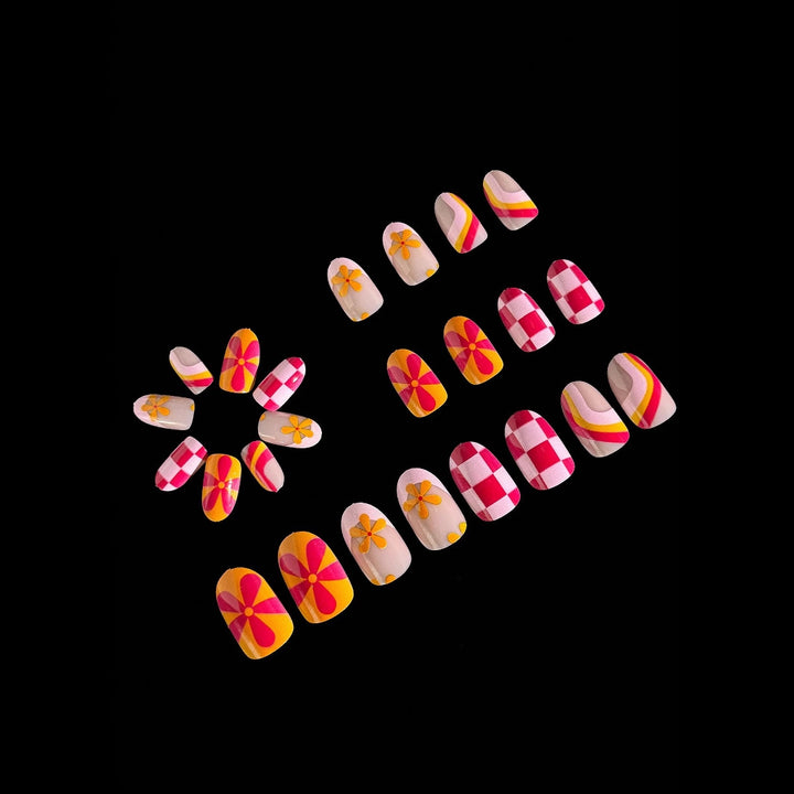 Kreatives Kunstnagelset mit lebendigen Mustern Karnz