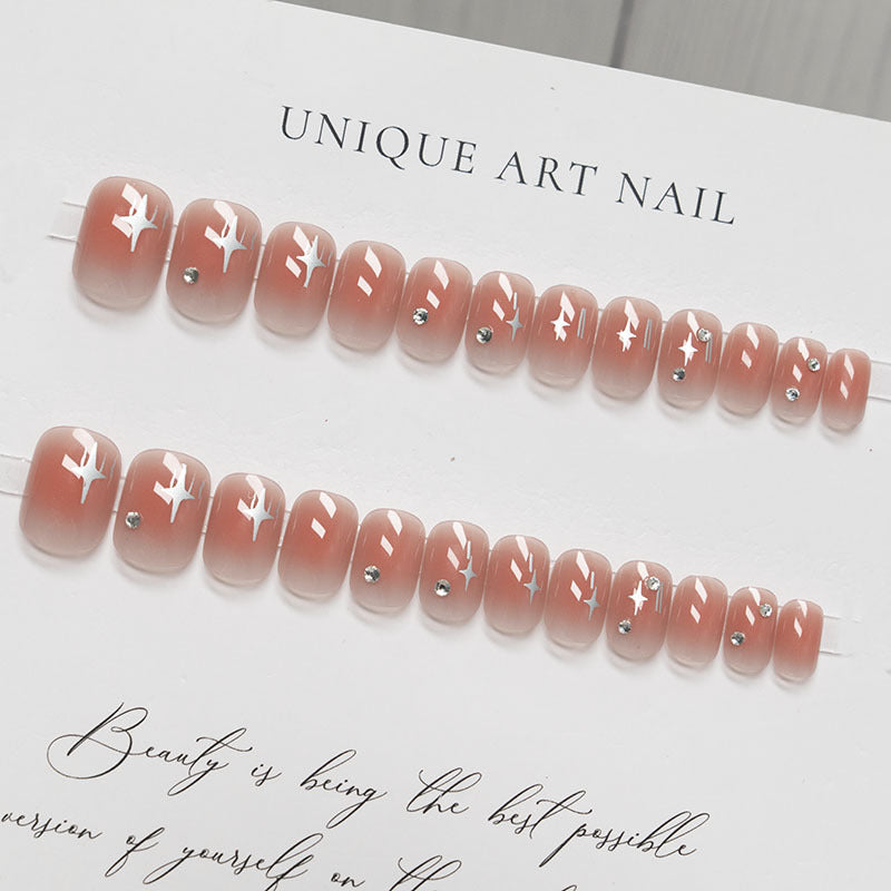 Elegante mit Kristallen verzierte Press-On Nagelkunst