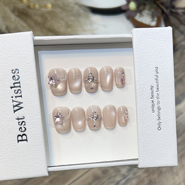 Elegantes Press-On-Nagelset mit floralen Akzenten Karnz