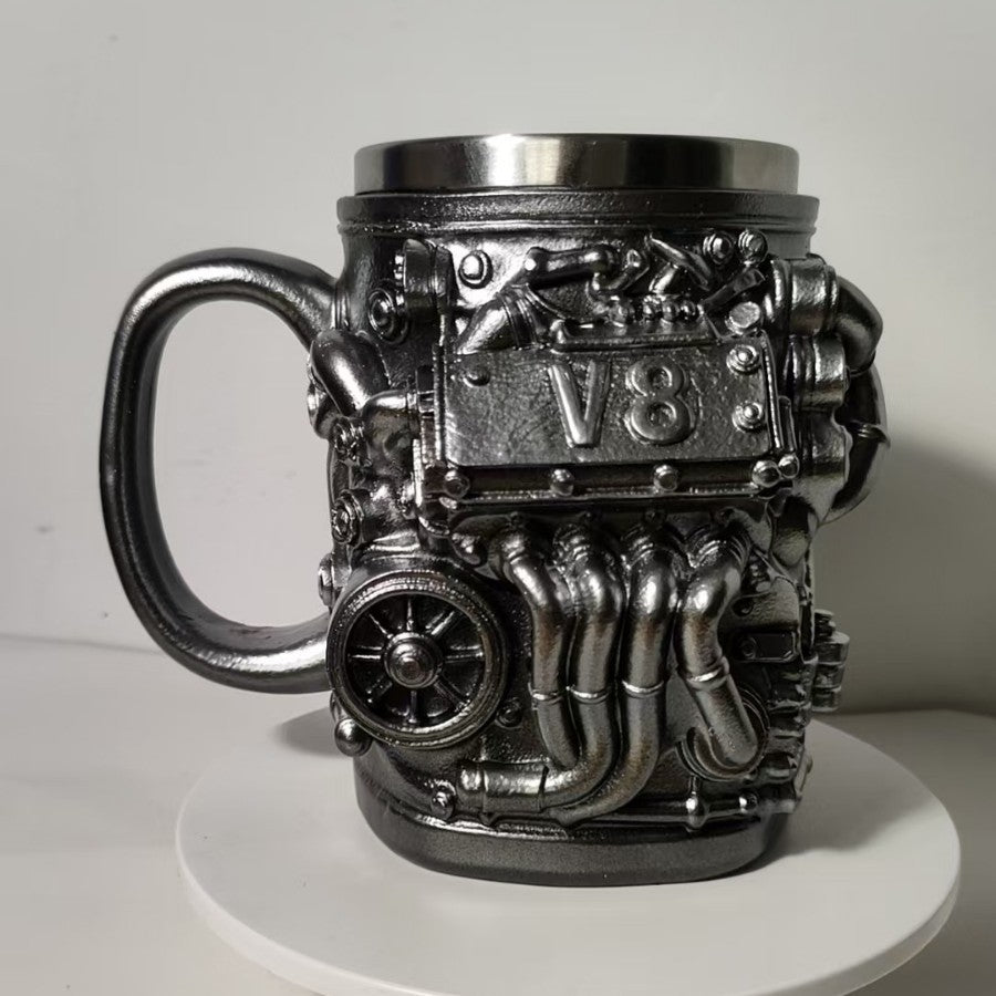 Kaffeebecher im V8 Motor-Design Karnz
