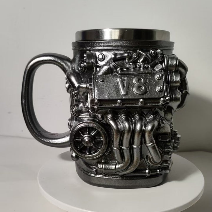 Kaffeebecher im V8 Motor-Design Karnz