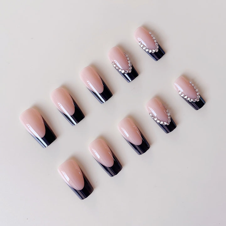 Kunstnagelset mit eleganten Spitzen und Glitzerakzenten Karnz