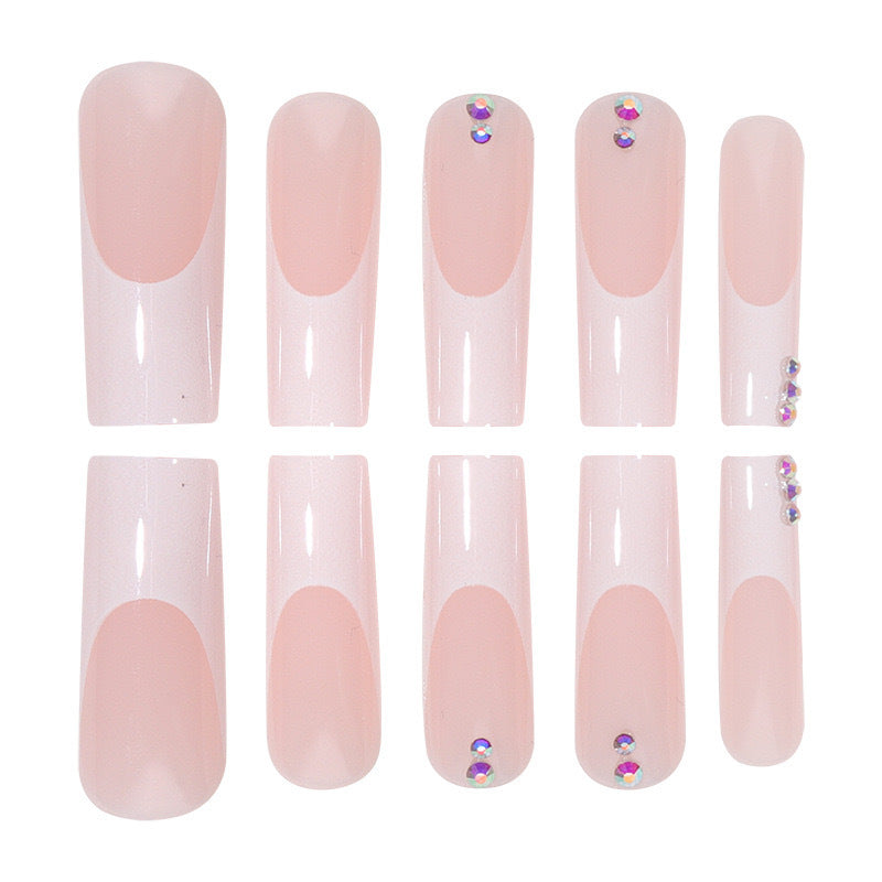Kunstnagelset mit eleganten French-Spitzen und funkelnden Strassverzierungen Karnz