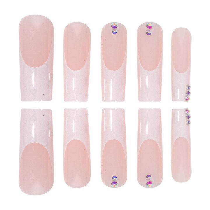 Kunstnagelset mit eleganten French-Spitzen und funkelnden Strassverzierungen Karnz