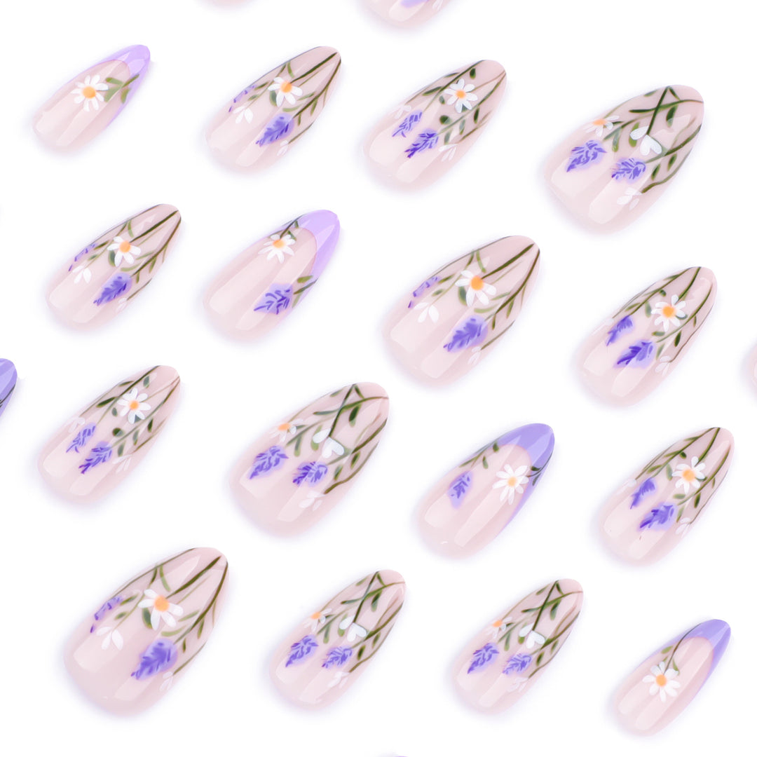 Kunstvolle Nagelkunst mit zarten Blumenverzierungen Karnz