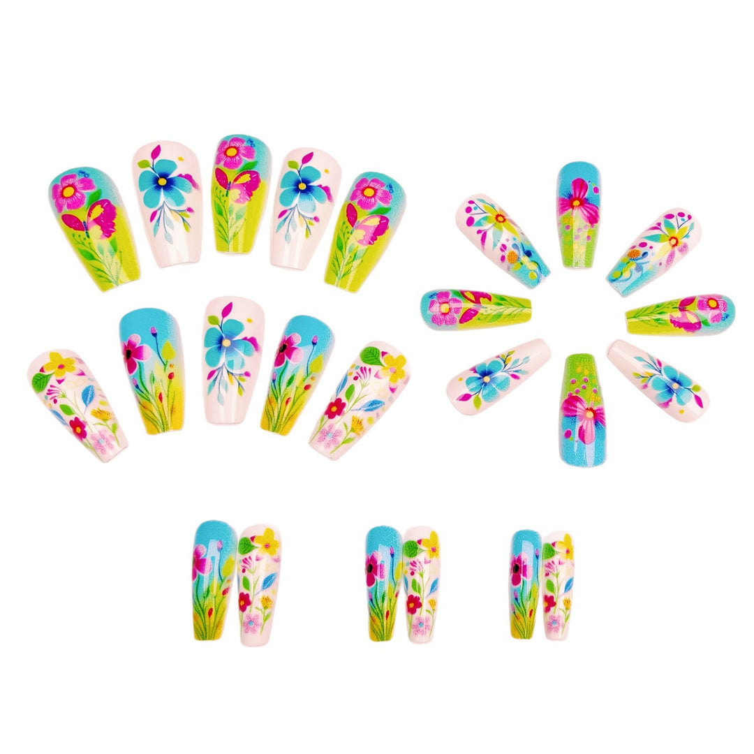 Kreatives Blüten-Nageldesign Karnz