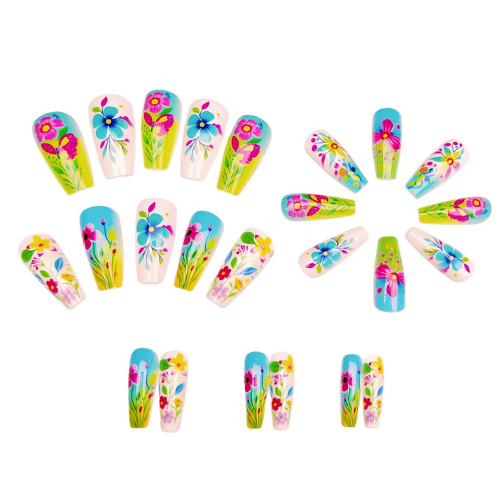 Kreatives Blüten-Nageldesign Karnz