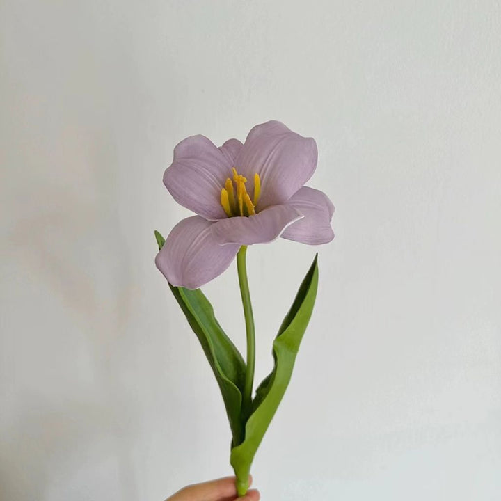 Lebensechter dekorativer künstlicher Blumenstrauß