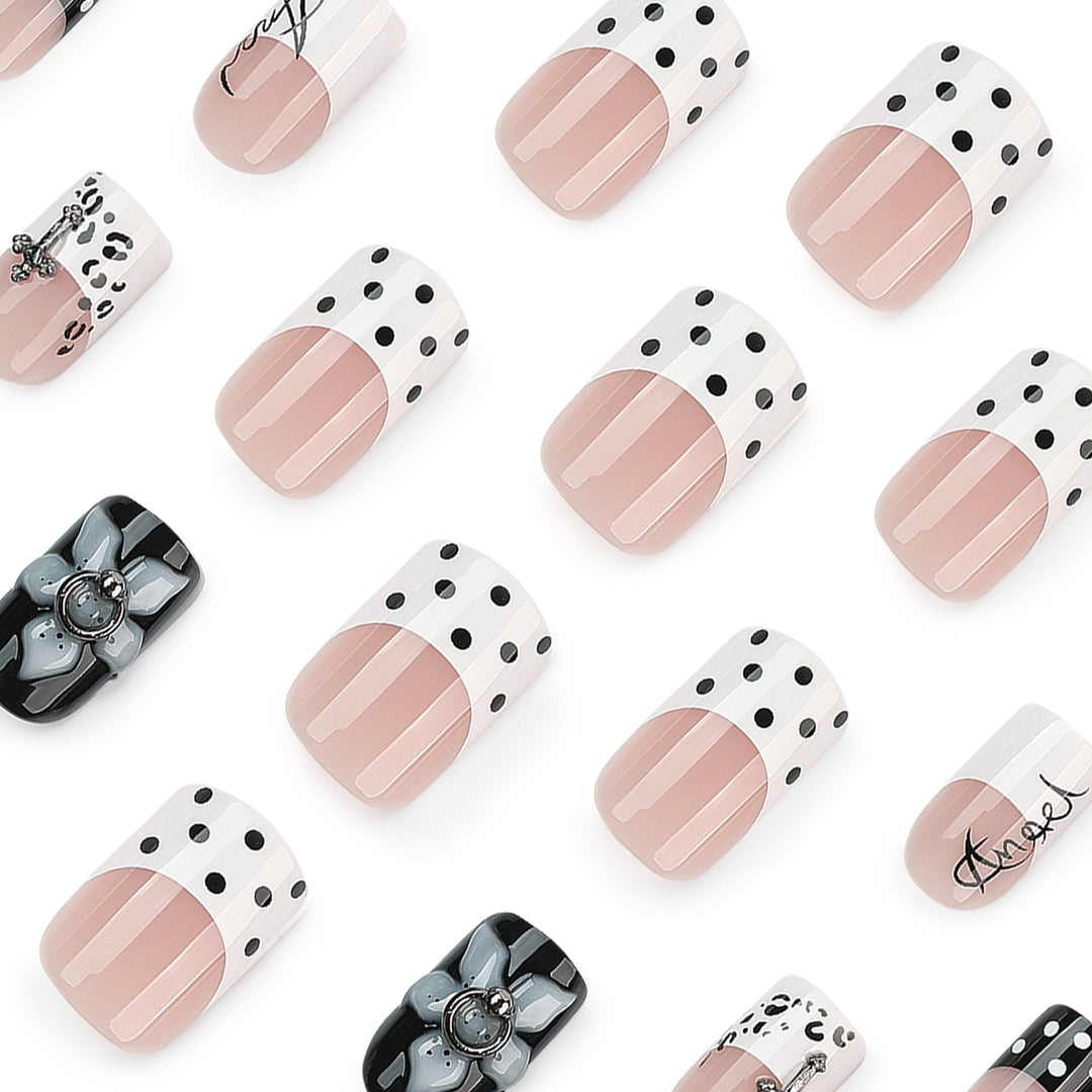Kunstvolle Nagelverlängerungen mit elegantem Schwarz-Weiß Design Karnz