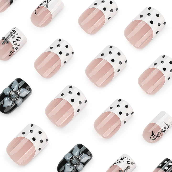 Kunstvolle Nagelverlängerungen mit elegantem Schwarz-Weiß Design Karnz