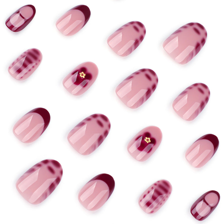 Elegante Kunstnagelgestaltung mit floralem Design Karnz