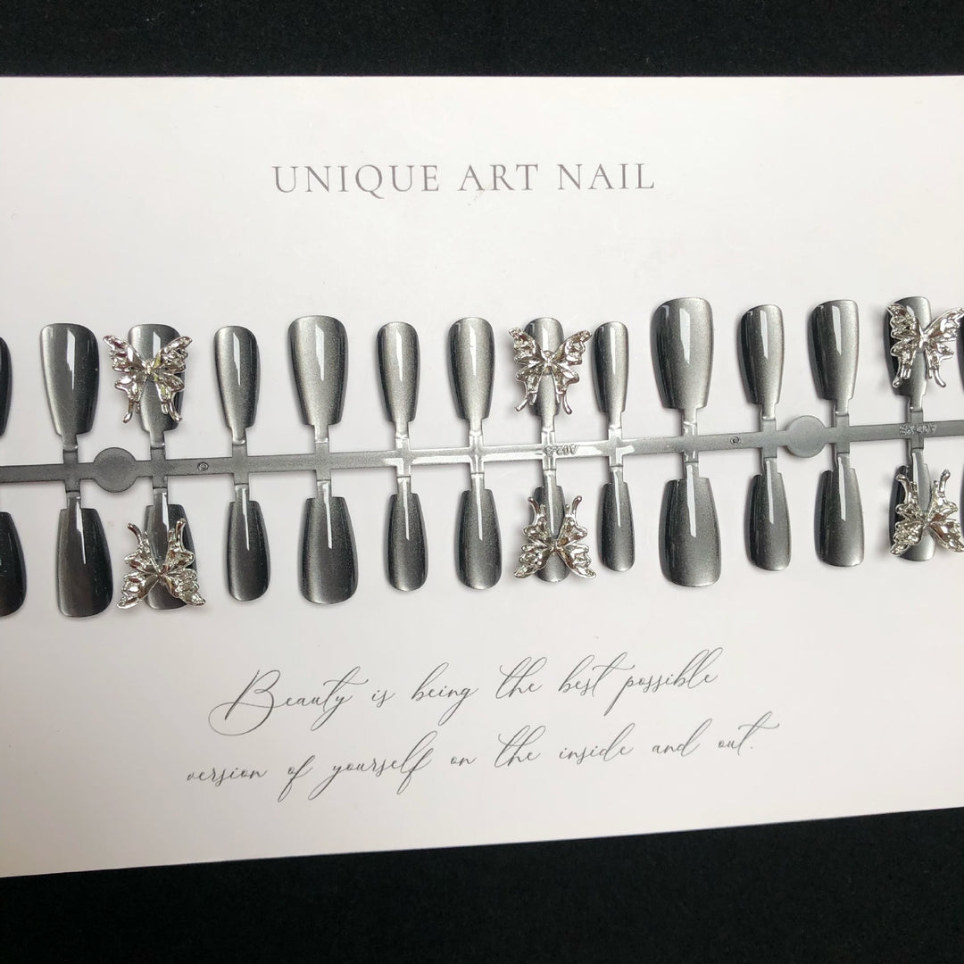 Dekorative Press-On Nagelset mit Schmetterlingsakzenten